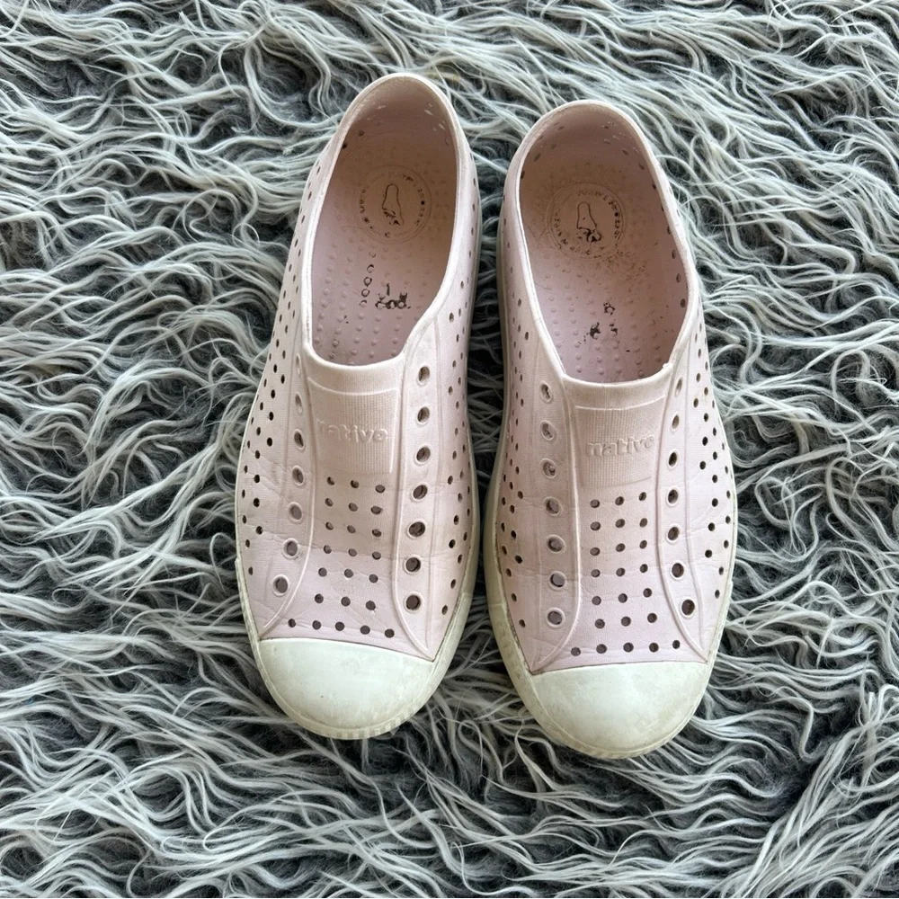 Native Jefferson Light pink Shoes Size J 4 slip-on waterproof big kids.